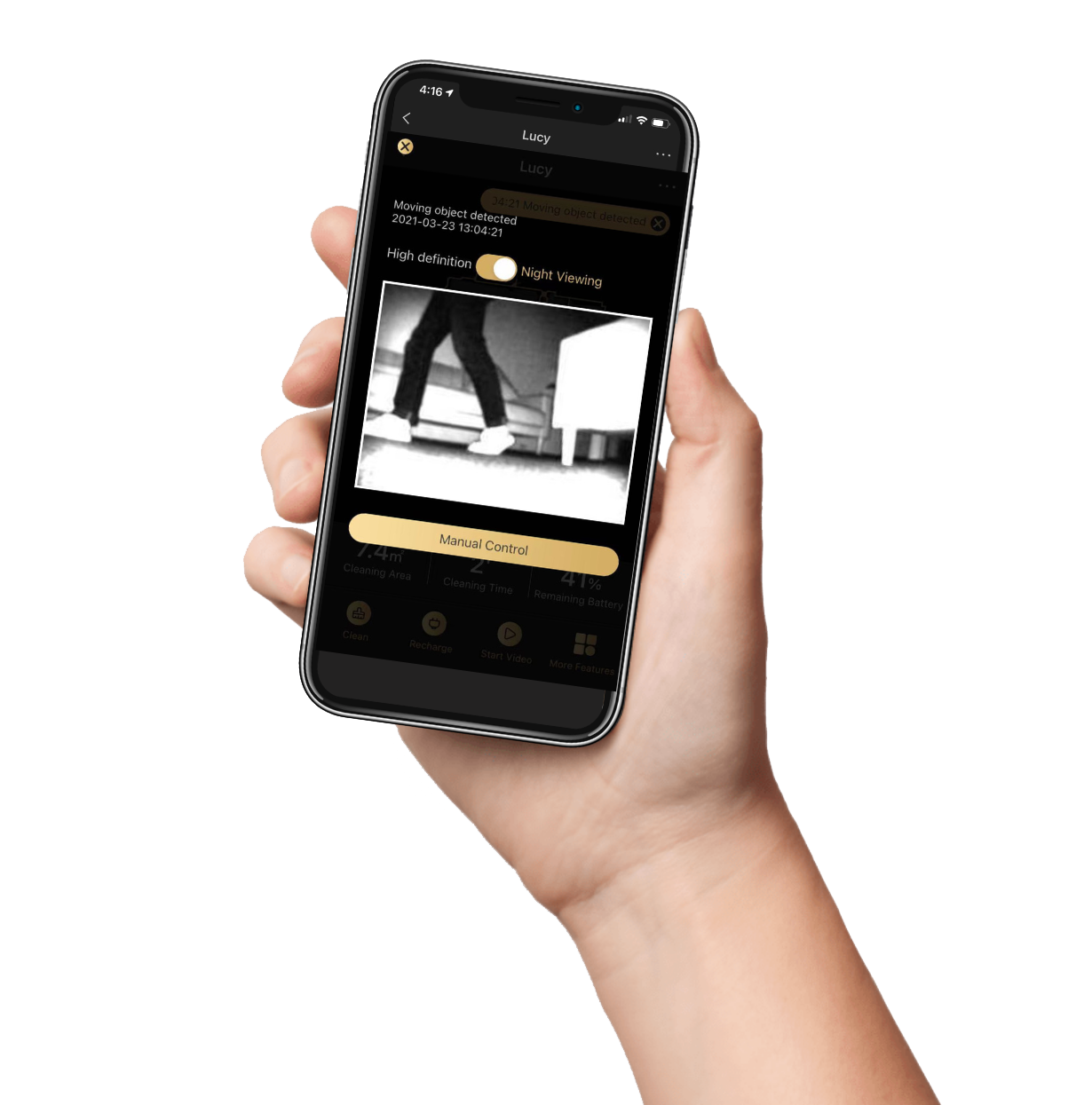 main tenant un téléphone avec l’application trifo qui montre lucy